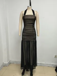 Vestido largo sexy ajustado de malla fruncida con cuello halter sin tirantes en negro