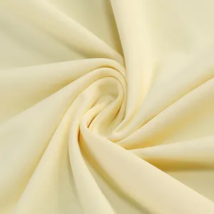 Primer plano de tela de vestido amarillo claro de estilo francés con textura suave