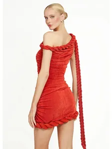 Vista trasera de mini vestido rojo asimétrico fruncido con detalle de cuerda trenzada