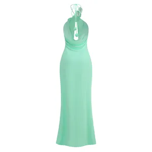 Vista trasera de un elegante vestido largo halter verde menta con detalle floral