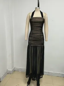 Vista detallada de un vestido largo sexy de malla con cuello halter y fruncido en un maniquí