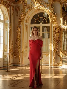 Elegante abito da sera rosso con spalle scoperte, spacco alto e drappeggio rifinito