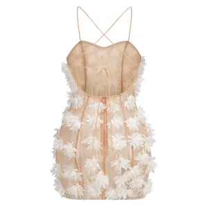 Elegante vestido de verano beige con espalda descubierta y apliques florales en 3D.