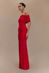 Elegante abito lungo rosso con spalle scoperte in mesh, vestibilità slim per l'estate
