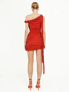 Vista trasera detallada de un vestido rojo sexy de un hombro con detalle de cuerda