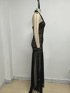 Vista lateral de un vestido bodycon sexy sin mangas con detalles de malla fruncida