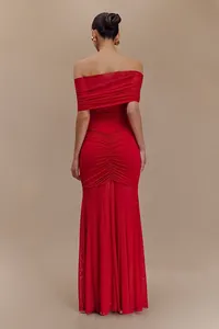 Elegante abito lungo rosso a spalle scoperte con schiena arricciata e bordo mesh