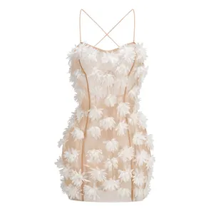 Vista detallada de apliques florales 3D blancos en un vestido de verano.