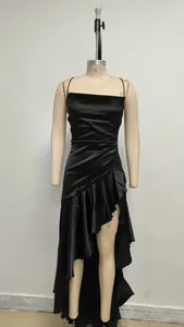 Vista detallada de un elegante vestido de noche de satén negro con volantes asimétricos.