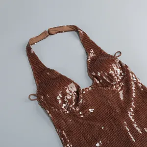 Detailaufnahme der tiefbraunen Pailletten an einem eleganten Halterneck-Abendkleid