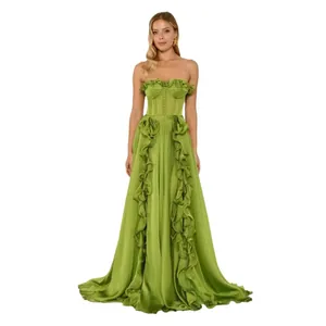 Elegante vestido de noche palabra de honor verde oliva con volantes y silueta de línea A