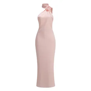 Elegante vestido maxi halter rosa palo con detalle decorativo de rosa 3D en el cuello alto.