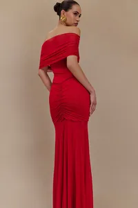 Elegante dettaglio posteriore di un abito lungo rosso con spalle scoperte e tulle arricciato