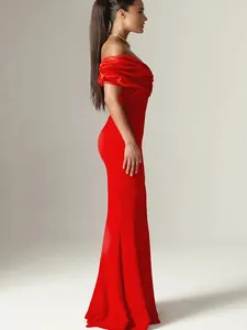 Elegante abito da sera rosso con spalle scoperte, pieghe e vista laterale della linea.