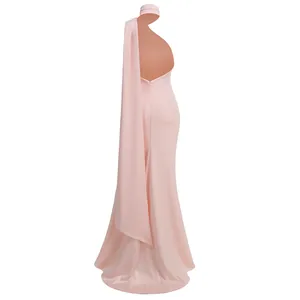 Vista lateral detallada de un elegante vestido de noche rosa con una bufanda larga.