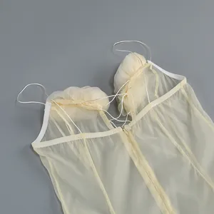 Detalle de la espalda de un vestido de tirantes estilo hada con cremallera oculta