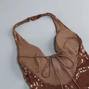 Nahaufnahme der Rückenschnürung und Pailletten an einem dunkelbraunen Halfterkleid