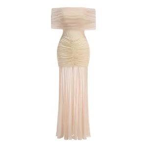 Elegante abito attillato color champagne con spalle scoperte e inserti in mesh