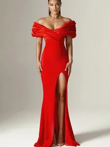 Elegante abito da sera rosso con spalle scoperte corpetto drappeggiato e spacco alto