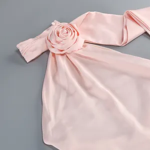 Detalle de vestido halter rosa claro elegante con una sofisticada rosa decorativa de tela