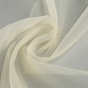 Primer plano de la delicada tela de malla blanco roto que muestra la fina textura del tul