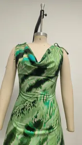Vista detallada de un vestido largo con estampado abstracto verde en un maniquí de costura real