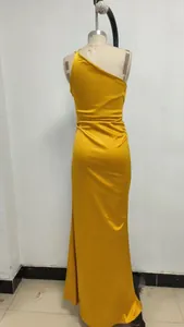 Vista trasera detallada de un vestido largo de satén amarillo con elegantes pliegues fruncidos