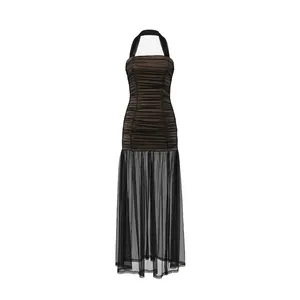 Detalle del corpiño halter fruncido marrón con falda de malla negra transparente