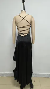 Vista detallada del diseño sexy de tirantes cruzados en la espalda de un vestido de gala negro.