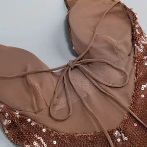 Detailansicht des braunen Paillettenkleids mit Innenpolsterung und Bindebändern.