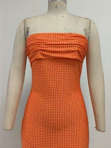 Detalle de vestido ajustado naranja sin tirantes con diamantes de imitación brillantes