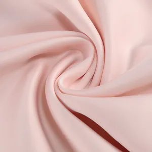 Primer plano de tela de raso rosa de calidad que muestra una caída y textura elegante