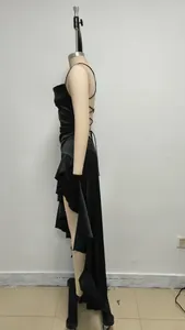 Elegante vista lateral de un vestido de satén negro sin espalda con volantes