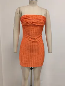 Vista detallada del mini vestido naranja ajustado con pedrería brillante para fiestas
