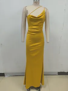 Vestido largo plisado de satén amarillo con cuello desbocado