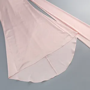 Detalle de vestido de gala en satén rosa que muestra el dobladillo curvo y faja larga