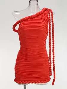 Detalle de un vestido rojo ajustado de un solo hombro con adornos de cuerda trenzada