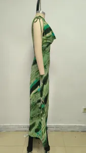 Perfil lateral detallado de un maxi vestido estampado verde sin espalda en un maniquí