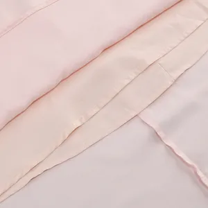 Primer plano detallado del forro interior suave y las costuras de un vestido de fiesta rosa.