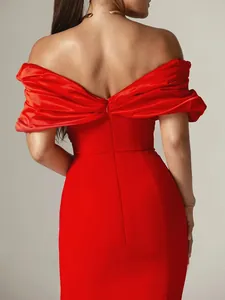 Vista posteriore dettagliata di un abito aderente rosso sexy con spalle scoperte e zip