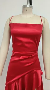 Vista detallada de un vestido de noche en satén rojo con dobladillo de volantes