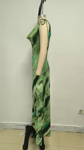 Vista lateral de un vestido largo de verano sin espalda con estampado abstracto verde en maniquí