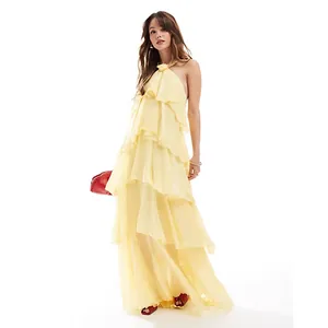 Elegante vestido largo amarillo con volantes en capas 2025 y diseño halter con espalda al aire