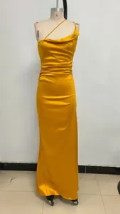 Vista completa del elegante vestido largo de satén amarillo plisado con tirante asimétrico