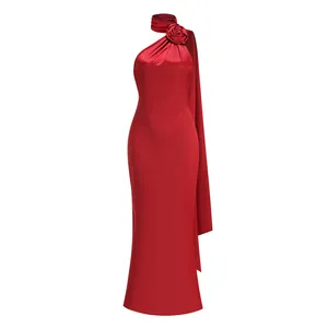 Detalle del elegante vestido de noche rojo tipo halter con decoración de rosa 3D