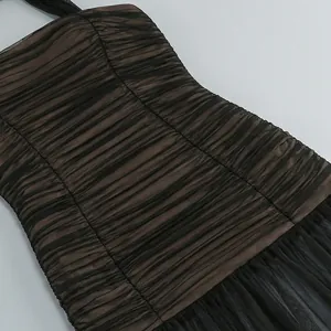 Detalle de primer plano de un vestido sexy de malla sin mangas con textura plisada