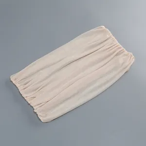 Dettaglio del tessuto in rete pesca con eleganti arricciature su un abito a fascia francese.