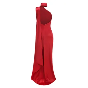 Vista detallada de la espalda de un vestido de noche de satén rojo con cuello halter