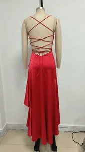 Vista trasera detallada de un vestido largo rojo sexy con espalda al aire y volantes