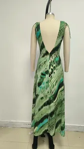 Vista trasera de un vestido largo estampado verde con un diseño de espalda abierta en V.